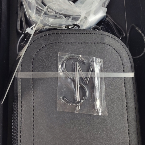 Steve Madden 2pc Gift Set - Phone Crossbody w/ Matching Beanie Hat Gift Box Set - Picture 4 of 16